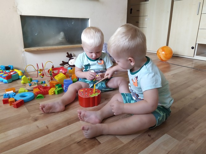 ISO Drevená magnetická hra Lovenie červíkov jahoda – Obrázok 10