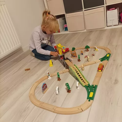 Kruzzel Drevená vláčikodráha na batérie 57 dielov 320 cm – Obrázok 13