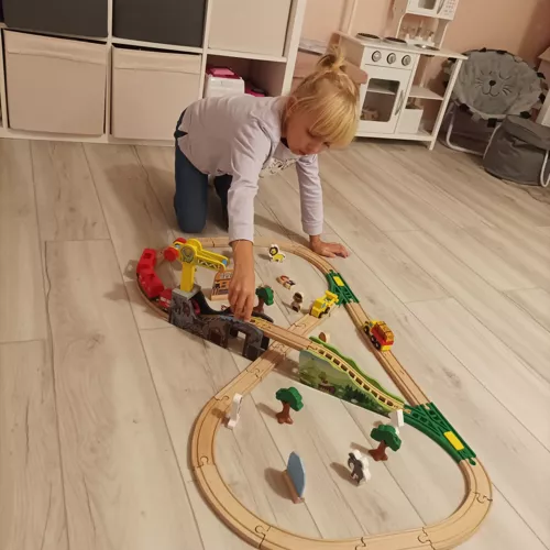 Kruzzel Drevená vláčikodráha na batérie 57 dielov 320 cm – Obrázok 14