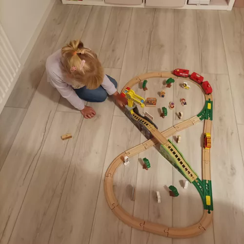Kruzzel Drevená vláčikodráha na batérie 57 dielov 320 cm – Obrázok 15