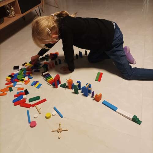 Kruzzel 22914 Drevené domino farebné 360 ks – Obrázok 8