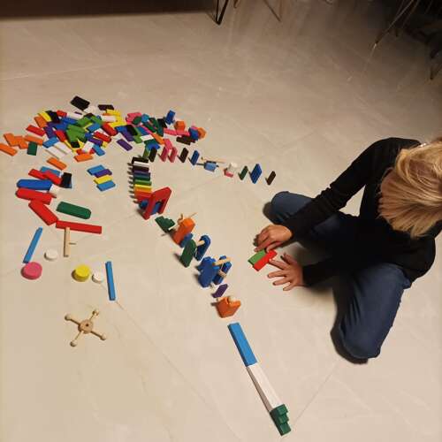Kruzzel 22914 Drevené domino farebné 360 ks – Obrázok 9