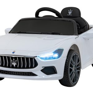 Vozidlo Maserati Ghibli v bielej farbe