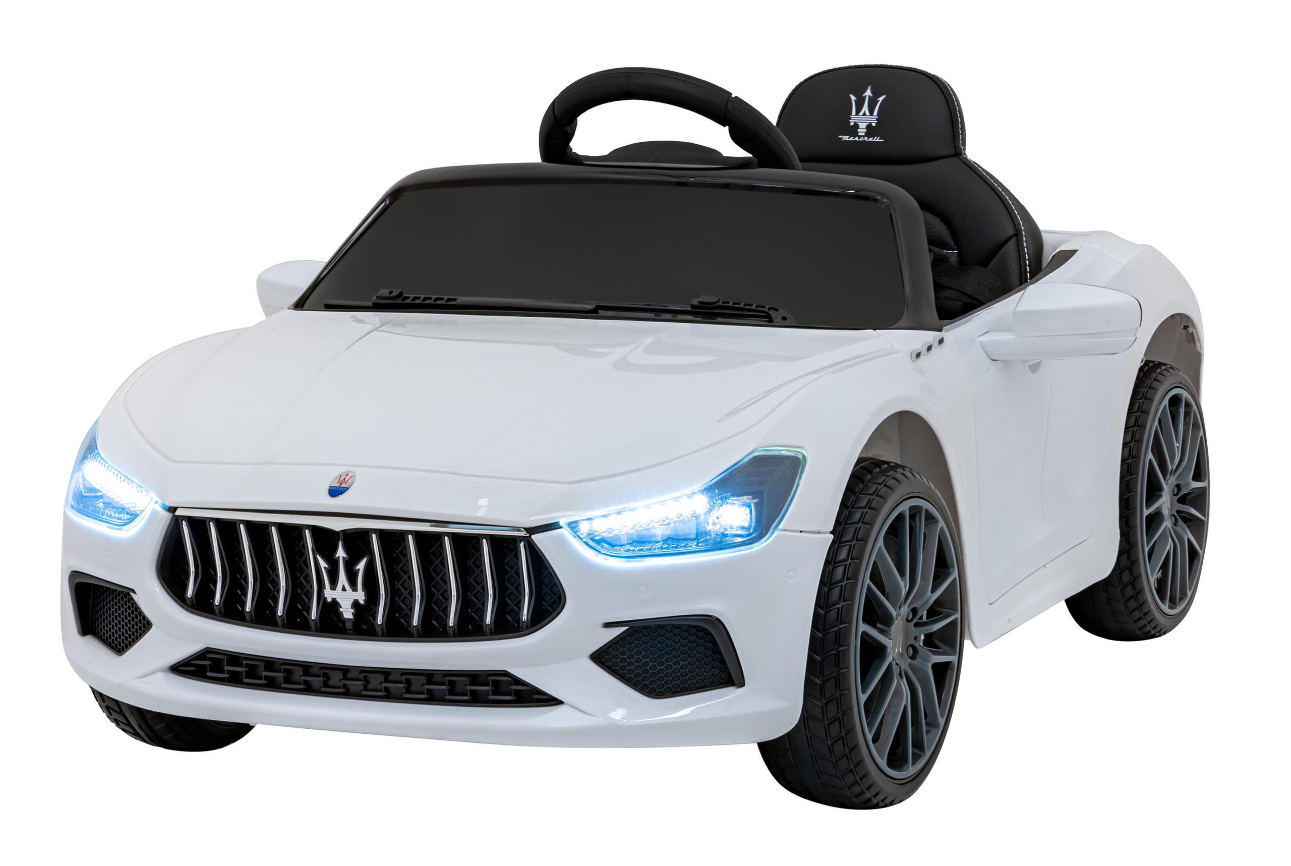 Vozidlo Maserati Ghibli v bielej farbe