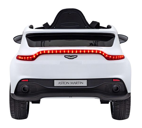 Vozidlo Aston Martin DBX v bielej farbe – Obrázok 6