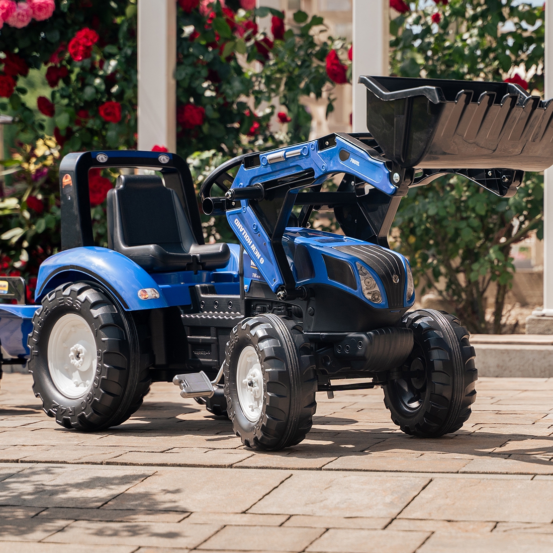FALK New Holland modrý pedálový traktor s prívesom na 3 roky – Obrázok 3