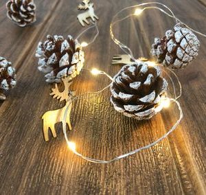 Reťaz MagicHome Vianoce Pine, 20x LED teplá biela, so zasneženými šiškami, 2xAA, jednoduché svietenie, osvetlenie, L-1,9 m