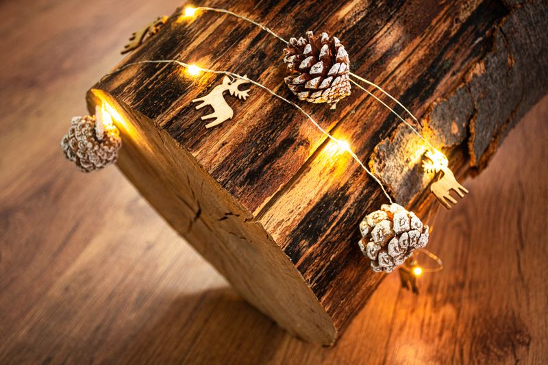 Reťaz MagicHome Vianoce Pine, 20x LED teplá biela, so zasneženými šiškami, 2xAA, jednoduché svietenie, osvetlenie, L-1,9 m – Obrázok 3