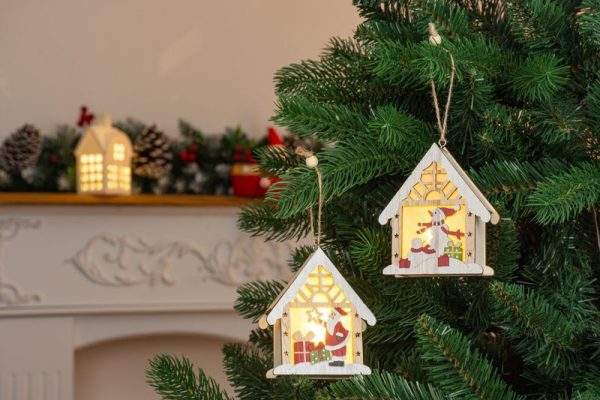 Dekorácia MagicHome Vianoce, Snehuliak v domčeku, LED, závesná, 9,2x3x10,4 cm – Obrázok 2
