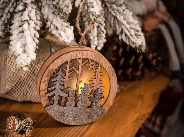 Dekorácia MagicHome Vianoce, Snehuliak v guli, LED, závesná, MDF, 8,5x2x8,5 cm – Obrázok 2