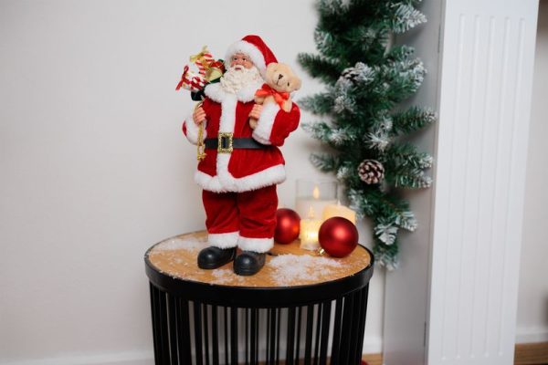 Dekorácia MagicHome Vianoce, Santa s darčekmi a medvedíkom, červený, 30 cm – Obrázok 2