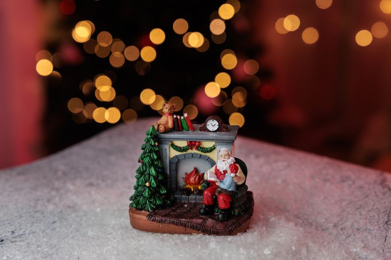 Dekorácia MagicHome Vianoce, Santa s dieťaťom pri krbe, LED, interiér, 10,5x8x9 cm, Sellbox 12 ks – Obrázok 2