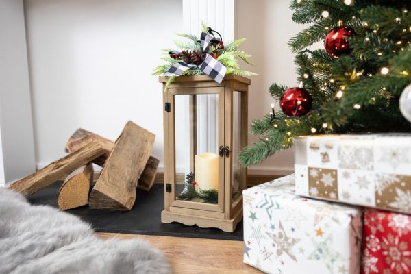 Dekorácia MagicHome Vianoce, Lampáš s čečinou a mašľou, 1 LED, 3xAAA, efekt plameňa, časovač, drevo, 20x20,5x51 cm – Obrázok 2