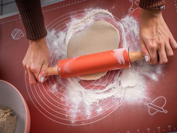Valček MagicHome, na cesto, silikón, s drevenými rúčkami, 37,5 cm – Obrázok 3