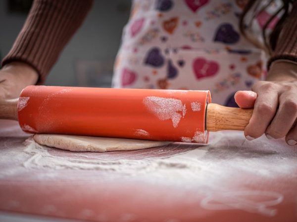 Valček MagicHome, na cesto, silikón, s drevenými rúčkami, 37,5 cm – Obrázok 2