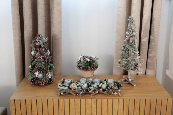 Ikebana MagicHome Vianoce, prírodná, so zelenými guľami, 19x19 cm – Obrázok 2