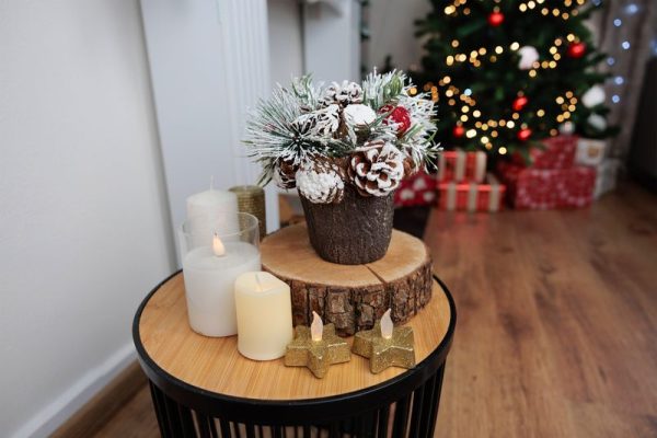 Ikebana MagicHome Vianoce, so zasneženou čečinou, imitácia deva 18 cm – Obrázok 2
