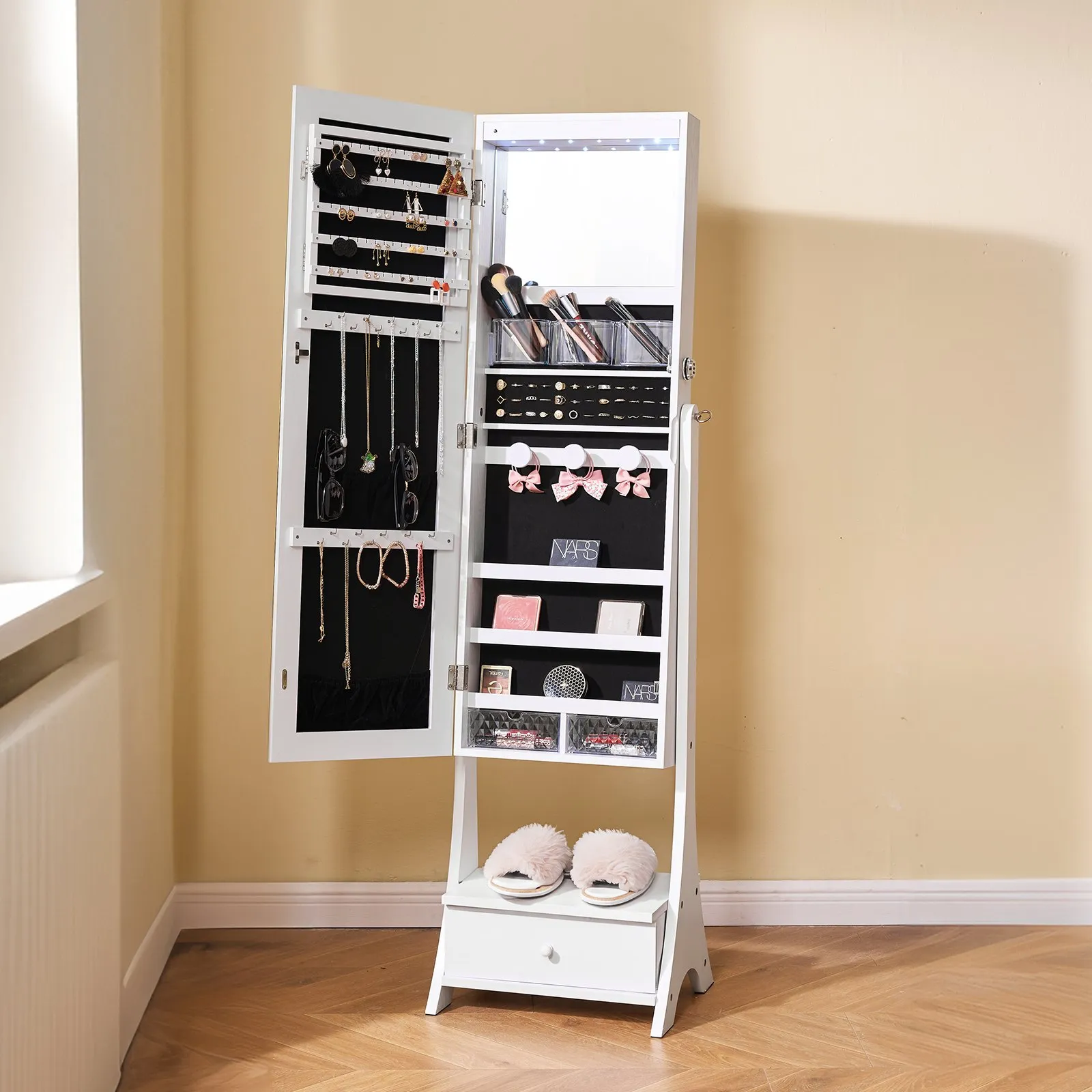 Šperkovnica so zrkadlom, stojace zrkadlo s úložným priestorom, uzamykateľný organizér na šperky so zrkadlom po celej dĺžke, zamatová podšívka, vnútorné LED osvetlenie a zásuvka, biela šperkovnica