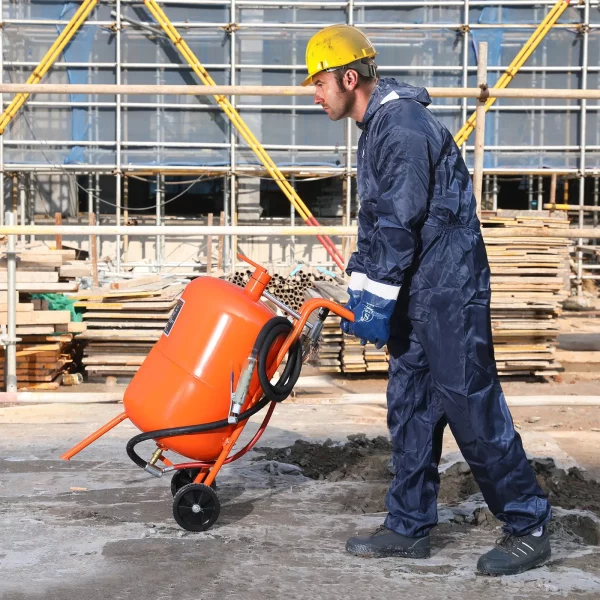 Mobilný pieskovací systém  s objemom 75,7 l, pracovnou hadicou približne 244 cm, pracovným tlakom 60 – 110 PSI, ideálny na odstraňovanie hrdze, farby, škvŕn a leštenie veľkých plôch – Obrázok 5