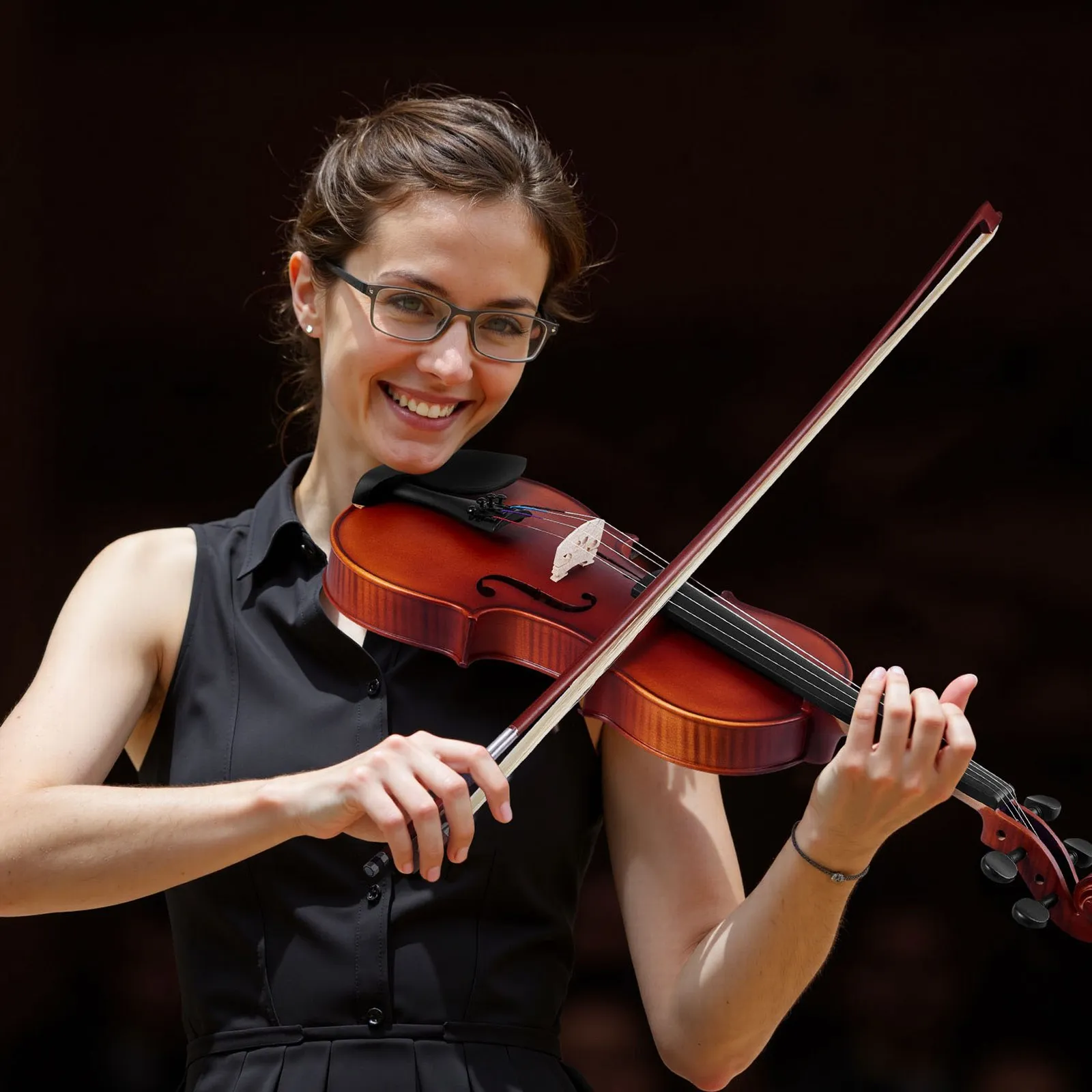 Husle 4/4, dĺžka ramena 584,2 mm, sada huslí s pevným puzdrom, kolofóniou, sláčikom, ramennou opierkou, kobylkou a ďalšími strunami, nástroj z masívneho dreva (matne hnedý vzor) – Obrázok 4