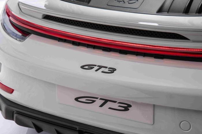 Elektrické autíčko Porsche 911GT3 24V s pohonom 4x4, Biele, Dvojmiestne sedadlo, 2,4 GHz diaľkové ovládanie, USB/AUX Vstup, 200W motory, Odpruženie, Lítiová batéria, LED svetlá vpredu aj vzadu, ORIGINÁL licencia – Obrázok 5
