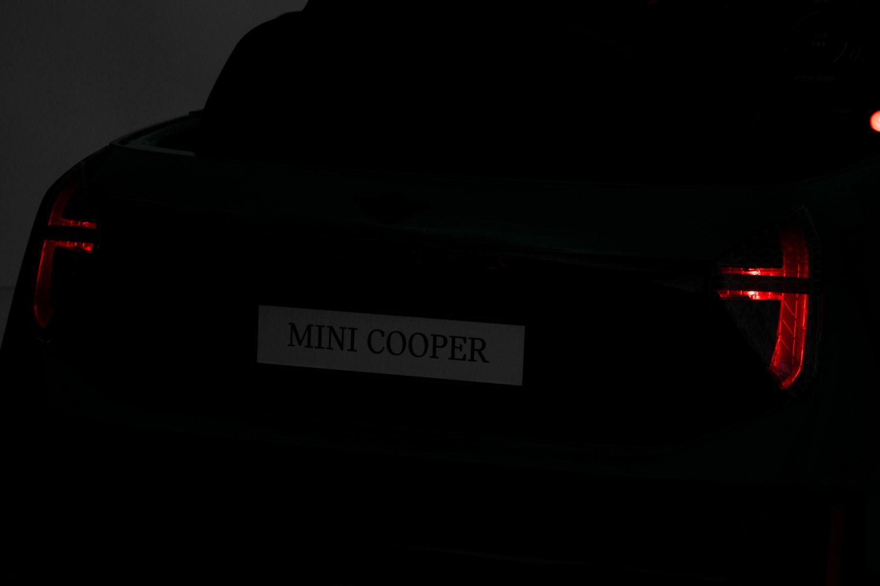 Elektrické autíčko BMW Mini Cooper 12V, zelené, USB Vstup s Bluetooth pripojením na MP3 Prehrávači, 2,4 GHz diaľkové ovládanie, 2 x 25W Motor, Lítiová batéria, LED svetlá, ORIGINAL licencia (Kópia) – Obrázok 3