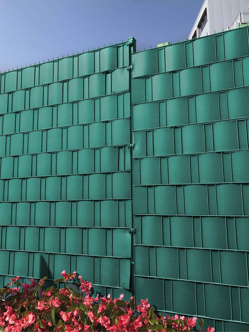 Páska Strend Pro EUROSTANDARD, 190 mm, L-26 m, tieniaca, zelená, krycia, na plotové panely, 1050 g/m2, PVC, RAL6005 – Obrázok 2