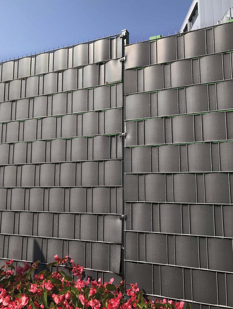 Páska Strend Pro EUROSTANDARD, 190 mm, L-26 m, tieniaca, antracit, krycia, na plotové panely, 1050 g/m2, PVC, RAL7016 – Obrázok 2