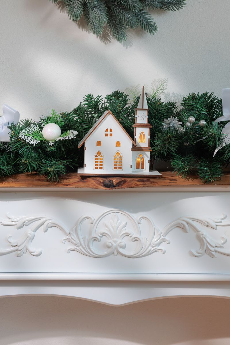 Dekorácia MagicHome Vianoce, kostol, drevo, 6xLED teplá biela, 15x17x18.5 cm, 2xAAA – Obrázok 4