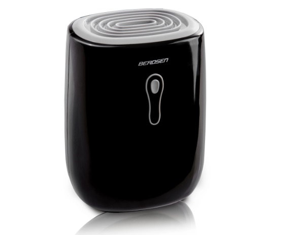 Odvlhčovač vzduchu Berdsen BR-70W v bielej a modrej farbe Model odvlhčovača: BR-70W ✅12V DC adaptér do auta Pre vaše zdravie Optimálna vlhkosť vzduchu v interiéri by nemala presiahnuť 60 %. Nadmerná vlhkosť je však problém, ktorý sa vyskytuje v mnohých bytoch a domoch, najmä na jeseň, keď sú miestnosti menej vetrané. Aké sú následky? Nepríjemné pachy, huby, plesne a mikroorganizmy, ktoré negatívne ovplyvňujú pohodu. Nadmerná vlhkosť v interiéri podporuje premnoženie roztočov, baktérií a vírusov, čo môže spôsobiť vážne ochorenia. Najlepším spôsobom, ako vyriešiť problémy s nadmernou vlhkosťou, je odvlhčovač vzduchu, ktorý dokáže odstrániť vlhkosť v akejkoľvek miestnosti bez potreby chemikálií. Odvlhčovač zaisťuje správnu reguláciu úrovne vlhkosti v interiéri, čím vytvára zdravé a čisté vnútorné prostredie. Pravidelné používanie odvlhčovača zaisťuje zdravú domácu klímu, odstraňuje nepríjemné vlhké pachy a znižuje riziko ochorení. To pomáha znižovať primárne príčiny ochorení, ako sú alergie, astma a reumatizmus. Hlavné vlastnosti: Peltierova technológia detektor hladiny vody jednoduchá obsluha úspora energie Efektívnosť Výhodou odvlhčovača Berdsen BR-70 je jeho jednoduchý, klasický dizajn. Objem nádrže je 500 ml – po dosiahnutí tohto limitu sa LED dióda zmení z modrej na červenú, aby vás upozornila, keď je potrebné nádrž vyprázdniť. Jeho kompaktné rozmery umožňujú jednoduchú prepravu a diskrétne skladovanie. Je ideálny do malých priestorov, ako sú špajze a pivnice s nadmernou vlhkosťou. Čo je v súprave? absorbér vlhkosti nádrž na vodu Sieťový adaptér 12V adaptér do auta používateľská príručka ✔ ZADARMO 12V adaptér do auta. TECHNICKÉ ÚDAJE: Výťažnosť: približne 250 ml – 300 ml za deň pri 30 °C, 80 % relatívnej vlhkosti Chladiaci prvok termoelektrického Peltierovho modulu Spotreba energie 25 W Maximálna hlasitosť 34 dB Napájanie 220 - 240 V Adaptér do auta DC 12V Odporúčaná veľkosť miestnosti: max. 20 - 25 m3 Objem nádrže na vodu 500 ml Dĺžka kábla 1,5 m Rozmery 15 x 12 x 21 cm Hmotnosť s balením 1,4 kg Kontrolka detektora hladiny vod – Obrázok 2