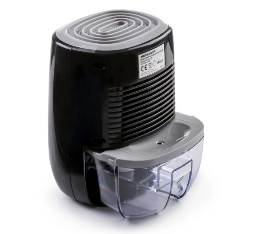 Odvlhčovač vzduchu Berdsen BR-70W v bielej a modrej farbe Model odvlhčovača: BR-70W ✅12V DC adaptér do auta Pre vaše zdravie Optimálna vlhkosť vzduchu v interiéri by nemala presiahnuť 60 %. Nadmerná vlhkosť je však problém, ktorý sa vyskytuje v mnohých bytoch a domoch, najmä na jeseň, keď sú miestnosti menej vetrané. Aké sú následky? Nepríjemné pachy, huby, plesne a mikroorganizmy, ktoré negatívne ovplyvňujú pohodu. Nadmerná vlhkosť v interiéri podporuje premnoženie roztočov, baktérií a vírusov, čo môže spôsobiť vážne ochorenia. Najlepším spôsobom, ako vyriešiť problémy s nadmernou vlhkosťou, je odvlhčovač vzduchu, ktorý dokáže odstrániť vlhkosť v akejkoľvek miestnosti bez potreby chemikálií. Odvlhčovač zaisťuje správnu reguláciu úrovne vlhkosti v interiéri, čím vytvára zdravé a čisté vnútorné prostredie. Pravidelné používanie odvlhčovača zaisťuje zdravú domácu klímu, odstraňuje nepríjemné vlhké pachy a znižuje riziko ochorení. To pomáha znižovať primárne príčiny ochorení, ako sú alergie, astma a reumatizmus. Hlavné vlastnosti: Peltierova technológia detektor hladiny vody jednoduchá obsluha úspora energie Efektívnosť Výhodou odvlhčovača Berdsen BR-70 je jeho jednoduchý, klasický dizajn. Objem nádrže je 500 ml – po dosiahnutí tohto limitu sa LED dióda zmení z modrej na červenú, aby vás upozornila, keď je potrebné nádrž vyprázdniť. Jeho kompaktné rozmery umožňujú jednoduchú prepravu a diskrétne skladovanie. Je ideálny do malých priestorov, ako sú špajze a pivnice s nadmernou vlhkosťou. Čo je v súprave? absorbér vlhkosti nádrž na vodu Sieťový adaptér 12V adaptér do auta používateľská príručka ✔ ZADARMO 12V adaptér do auta. TECHNICKÉ ÚDAJE: Výťažnosť: približne 250 ml – 300 ml za deň pri 30 °C, 80 % relatívnej vlhkosti Chladiaci prvok termoelektrického Peltierovho modulu Spotreba energie 25 W Maximálna hlasitosť 34 dB Napájanie 220 - 240 V Adaptér do auta DC 12V Odporúčaná veľkosť miestnosti: max. 20 - 25 m3 Objem nádrže na vodu 500 ml Dĺžka kábla 1,5 m Rozmery 15 x 12 x 21 cm Hmotnosť s balením 1,4 kg Kontrolka detektora hladiny vod – Obrázok 3