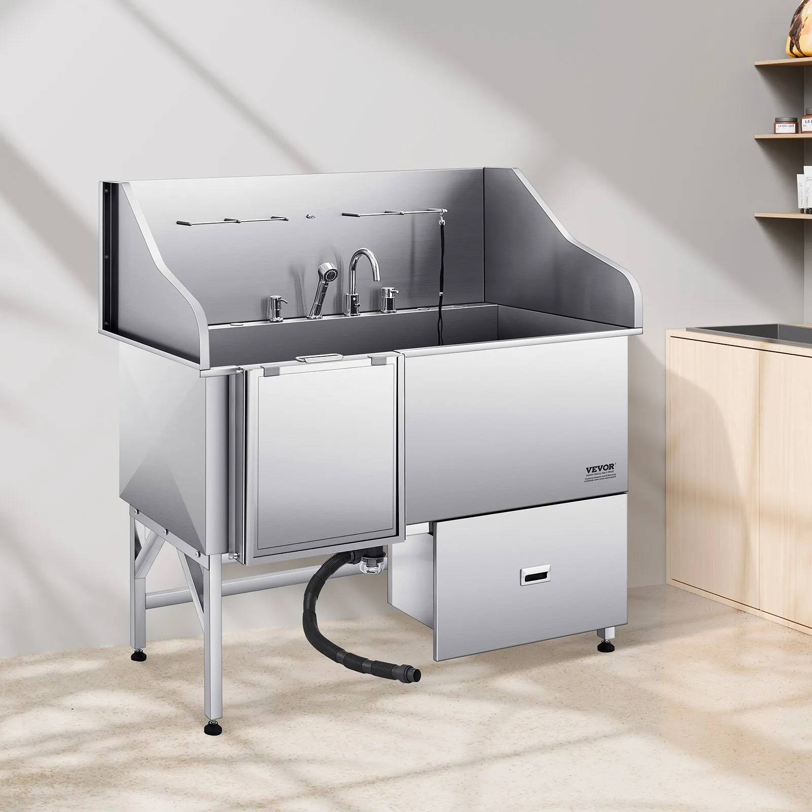 Stanica na umývanie psov 304 z nehrdzavejúcej ocele, 64-palcová vaňa na strihanie s protišmykovou úpravou, plochá rampa, zásuvka, kohútik na teplú a studenú vodu, vaňa typu všetko v jednom pre salóny na strihanie, vhodná pre všetky veľkosti (ľavé dvere) – Obrázok 2