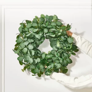 Umelý dekoratívny veniec, 66,04 cm, Sezónny veniec, Zdobený listami eukalyptu, bobuľami, tŕnstivými stonkami, Veniec na dvere pre všetky ročné obdobia, na vnútorné aj vonkajšie použitie, na stenu domu, okno, slávnostná dekorácia