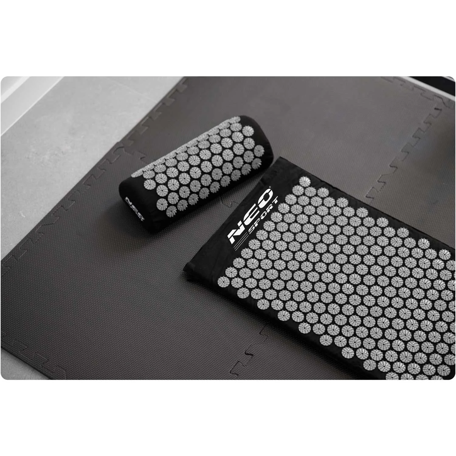 Akupresúrna podložka Neo-Sport NS-901 s hrotmi, čierna a sivá – Obrázok 6