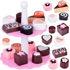 Očarujúci drevený stojan na tortu so sadou koláčikov, hrajúci sa na cukrára