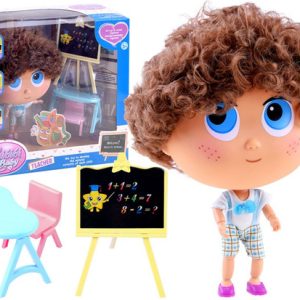 Bábika Tymek sa hrá v škole, tabuľa, stôl ZA3399