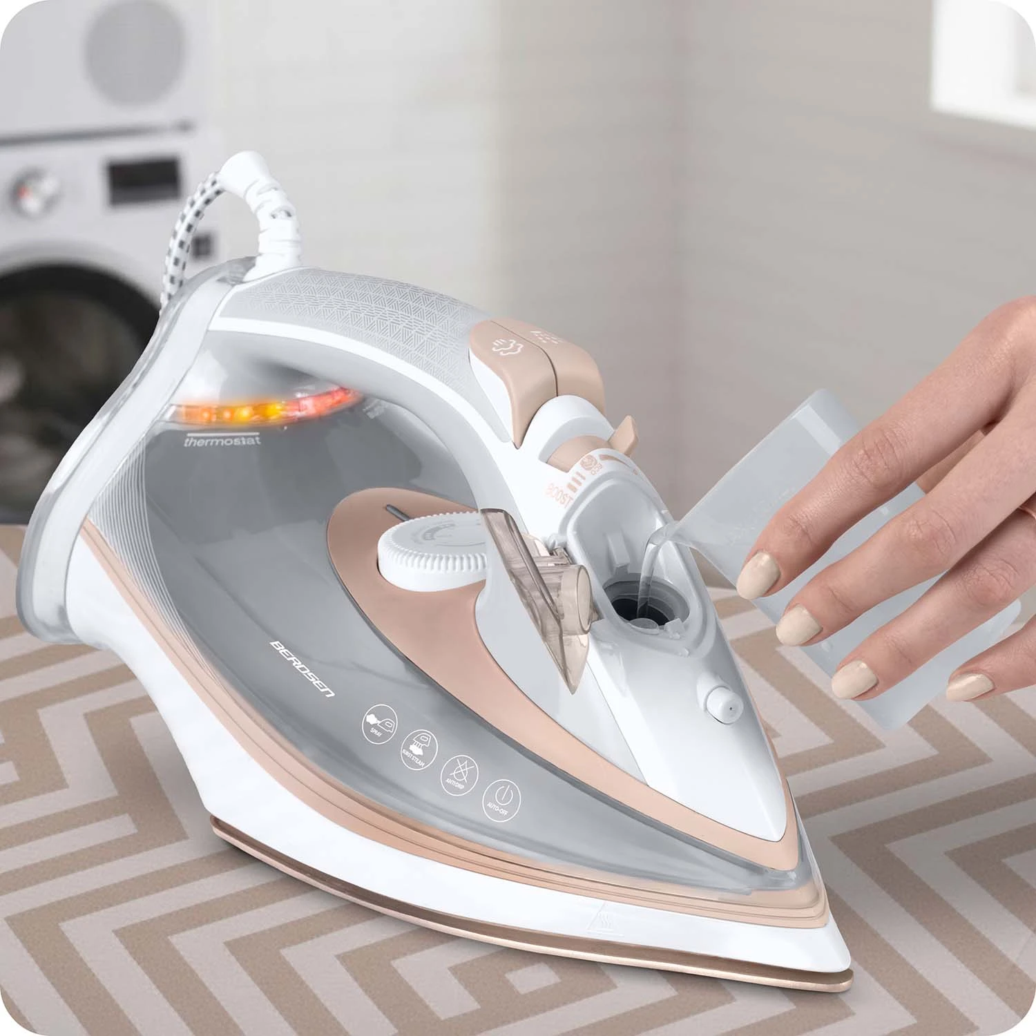 Naparovacia žehlička Berdsen BD-332 s výkonom 3000 W, keramický povrch, vertikálna prevádzka – Obrázok 2